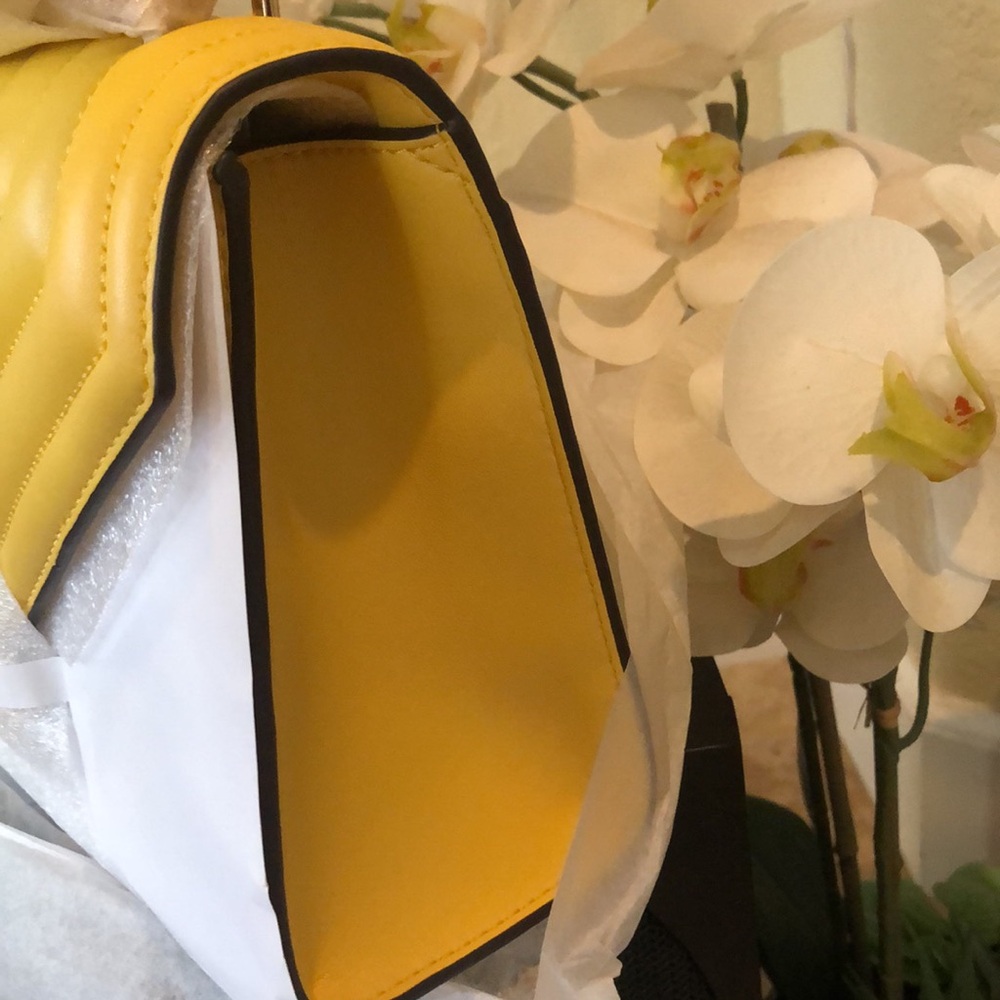 Michael Kors Quilted Chain Shoulder Bag 🎥 - Picture 11 of 11